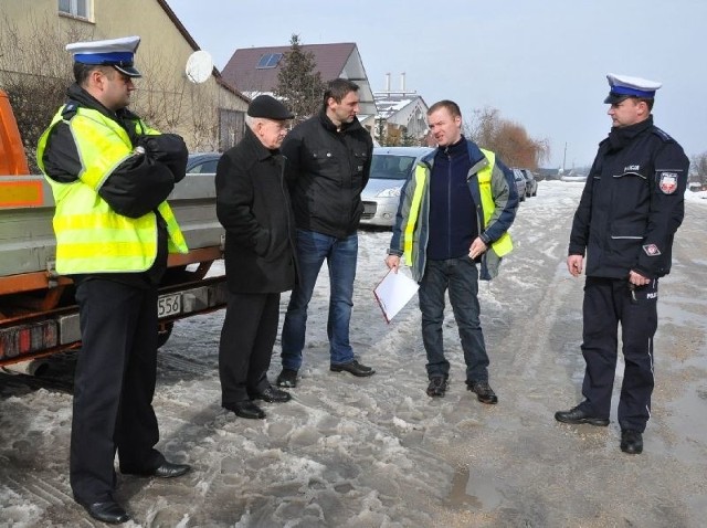 Kierownik Piotr Kotuła (drugi z prawej), przedstawiciel wykonawcy, przedstawia plan objazdów przedstawicielom policji i koneckiego magistratu