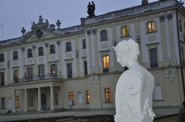Nowe rzeźby pojawiają się w otoczeniu Pałacu Branickich coraz częściej