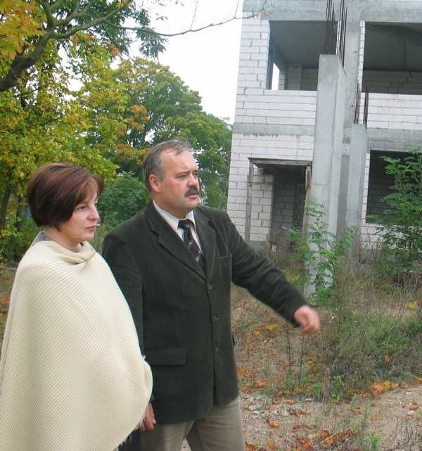 Dyrektor ogólniaka Leszek Naumowicz często pokazywał pracownikom kuratorium (na zdjęciu z Alicją Gadowską) rozpoczętą budowę w nadziei, że znajdą się pieniądze na  jej dokończenie