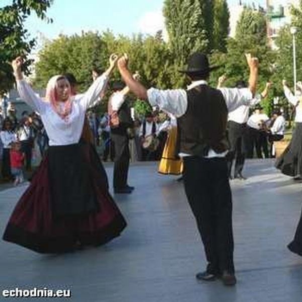 Zespół pokazał tradycyjne dla Portugalii, tańce w kółku, które wierni tańczyli po wyjściu z kościoła.