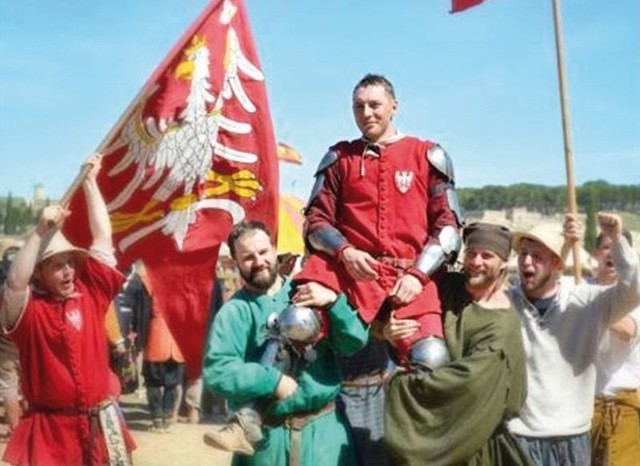Marcin Waszkielis z Kętrzyna (na zdj. w środku) został mistrzem świata w walce mieczem długim oraz w walce mieczem i tarczą