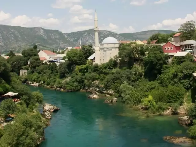 Meczet Koski Mehmed Paszy znajduje się nad Neretvą w lewobrzeżnej, muzułmańskiej części Mostaru.