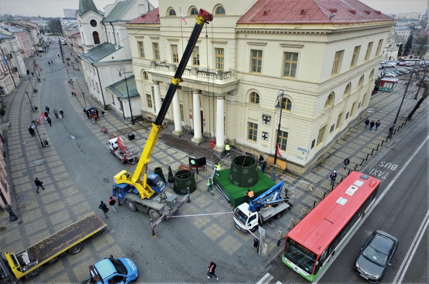 Choinka przed lubelskim ratuszem została ustawiona we wtorek...