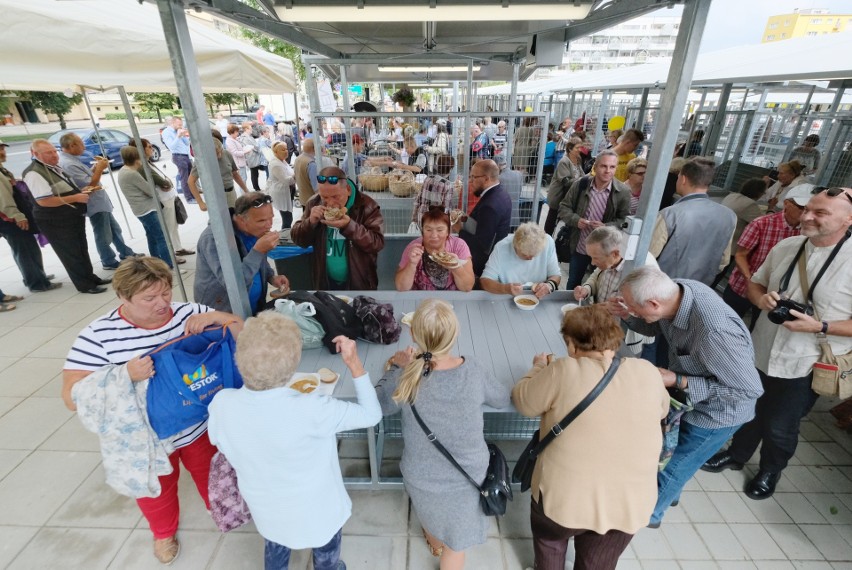 Kupcy mogą rozkładać i handlować na ryneczku od godz. 6 do...