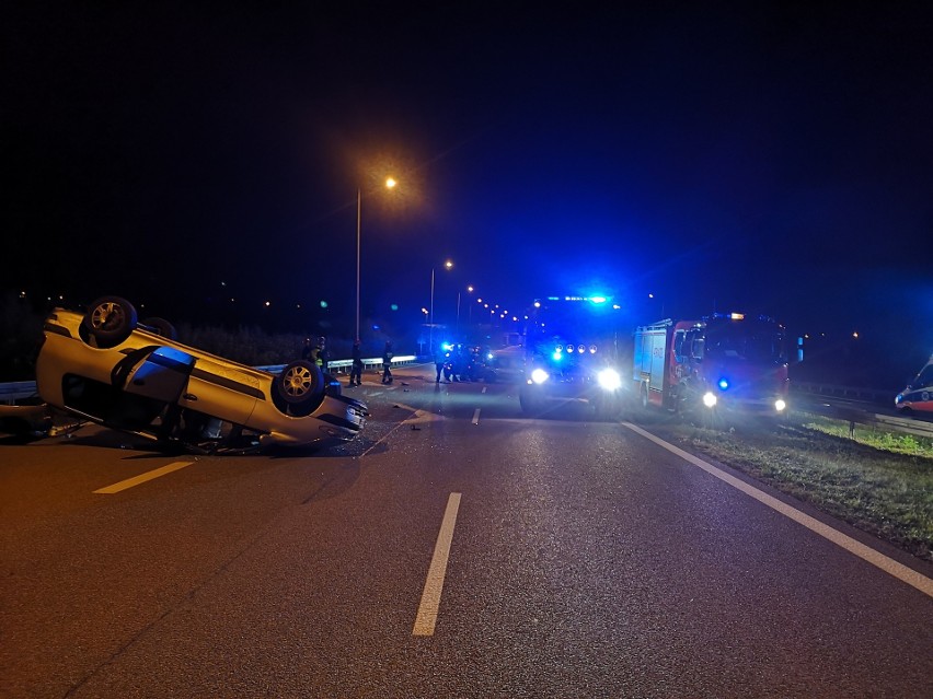 Groźny wypadek na obwodnicy Ełku: Samochód dachował. Troje dzieci poszkodowanych [ZDJĘCIA]