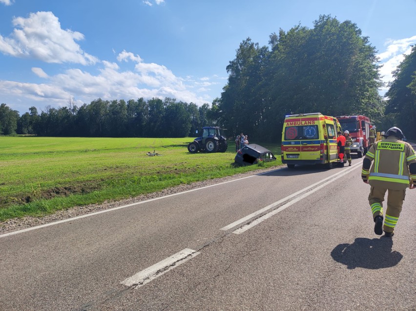 Wypadek w Żebrach-Kolonii. Auto wypadło z drogi. Do zdarzenia doszło 2 lipca 2023. Zdjęcia