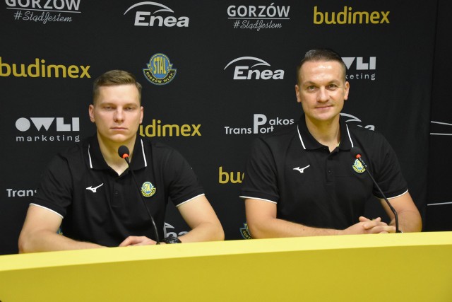 Nowy rozgrywający Budimex Stali Mikołaj Przybylski (z lewej) i trener gorzowian Oskar Serpina mają wspólny cel: walczyć ze wszystkich sił o awans do PGNiG Superligi.