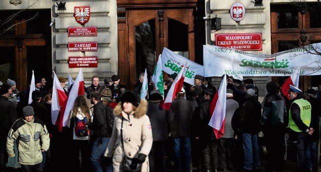 Przed Małopolskim Urzędem Wojewódzkim protestowało wczoraj kilkudziesięciu rolników z regionu