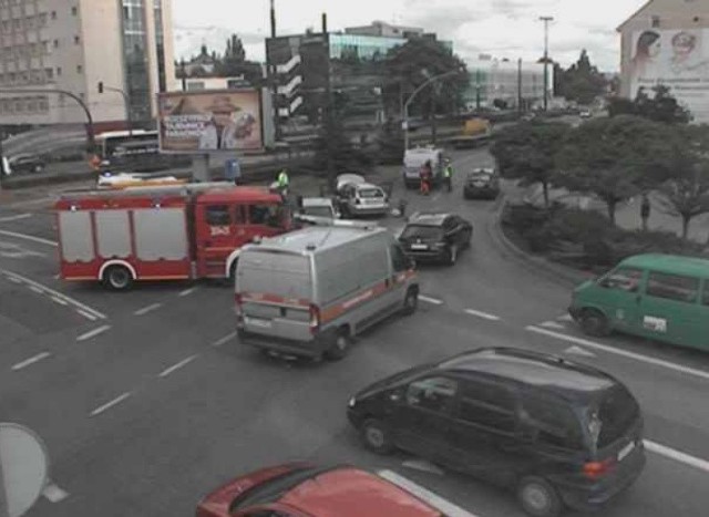 Do wypadku z udziałem dwóch aut doszło około godz. 13:00 na rondzie Jagiellonów w Bydgoszczy. Policja otrzymała zgłoszenie o godz. 12.51. W wypadku uczestniczyły dwa auta: marki rover i volkswagen passat. Dwie osoby trafiły do szpitala. Sprawcą - jak wynika z ustaleń policji - jest kierowca vw passata, który nie ustąpił pierwszeństwa. Po zderzeniu rover zatrzymał się na słupie latarni. 