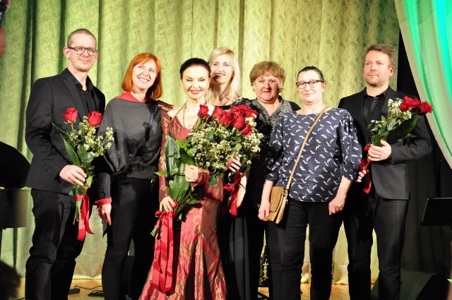 Grażyna Brodzińska (trzecia od lewej) dała wspaniały koncert z okazji Dnia Kobiet.