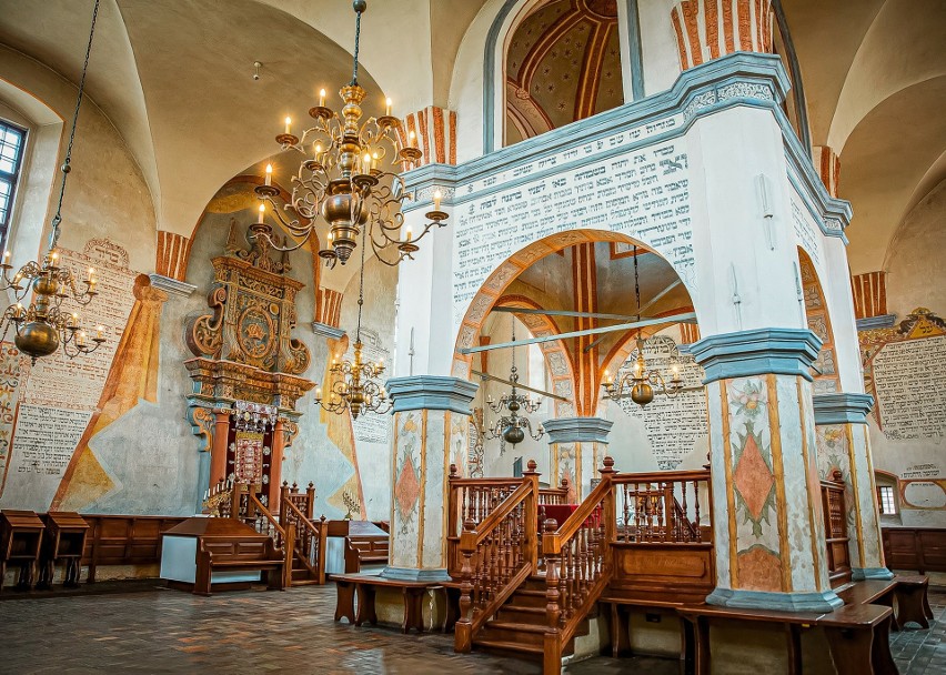 Synagoga została zbudowana w 1642 na miejscu starszej,...