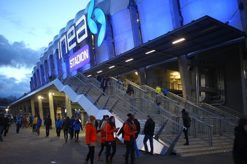 INEA Stadion: Zaświecili 10-tonowy napisu na elewacji