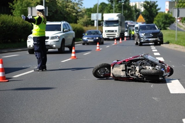 Wypadek skutera na skrzyżowaniu ulic Mieszka I i Białowieskiej