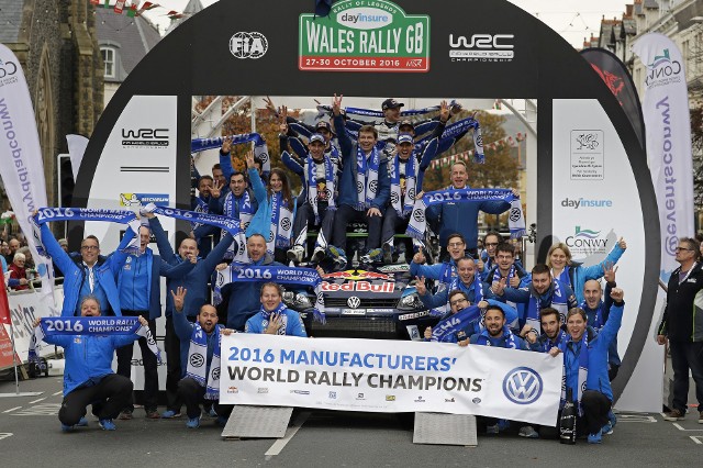 Podczas Rajdu Wielkiej Brytanii Volkswagen postawił kropkę nad „i” w tegorocznym sezonie Rajdowych Mistrzostw Świata FIA (WRC) zdobywając tytuł w kategorii producentów. Wales Rally GB wygrali Sebastien Ogier i Julien Ingrassia w Polo R WRC, którzy już podczas poprzedniej rundy – Rajdu Katalonii zapewnili sobie czwarty tytuł z rzędu.Fot. Volkswagen