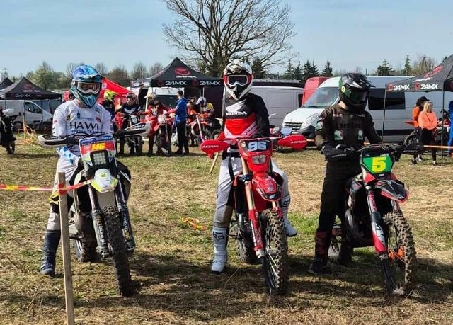 Ponad 140 zawodników rywalizowało w motocyklowych Mistrzostwach Polski i Pucharze Polski w Rajdach Enduro na trasach pod Piekoszowem.