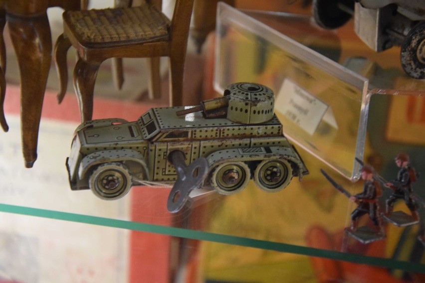 Zabawki z przedwojennej Fabrykę Wyrobów Metalowych Minerwa w...