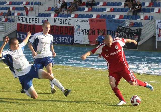 Robert Kowalczyk (z prawej) zdobywa gole dla Broni i gra w radomskim zespole coraz lepiej