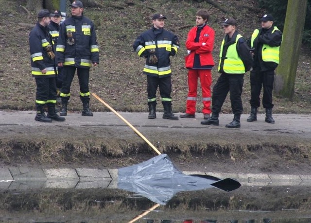 Ciało mężczyzny odnaleziono w stawie od strony ulicy Solnej.