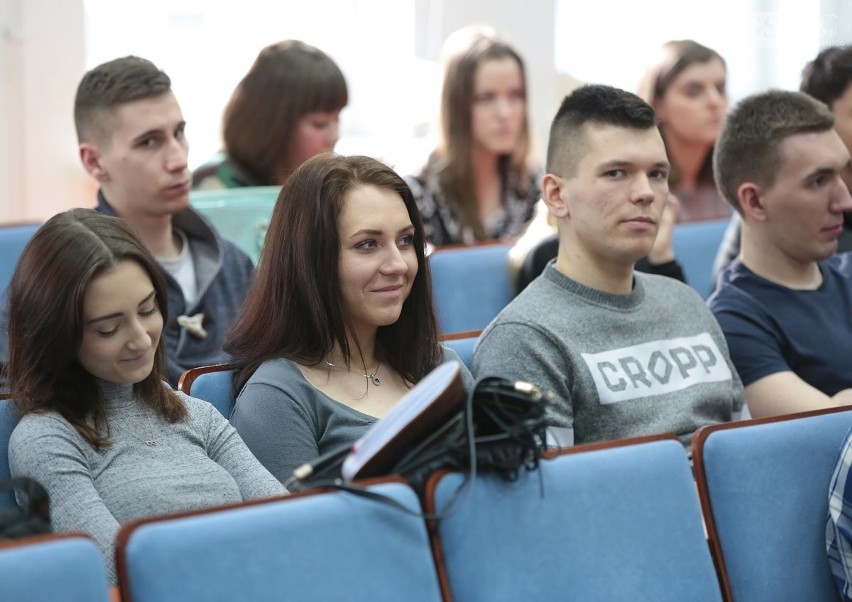 Debata "Uchodźcy zagrożeniem czy szansą dla starzejącej się...