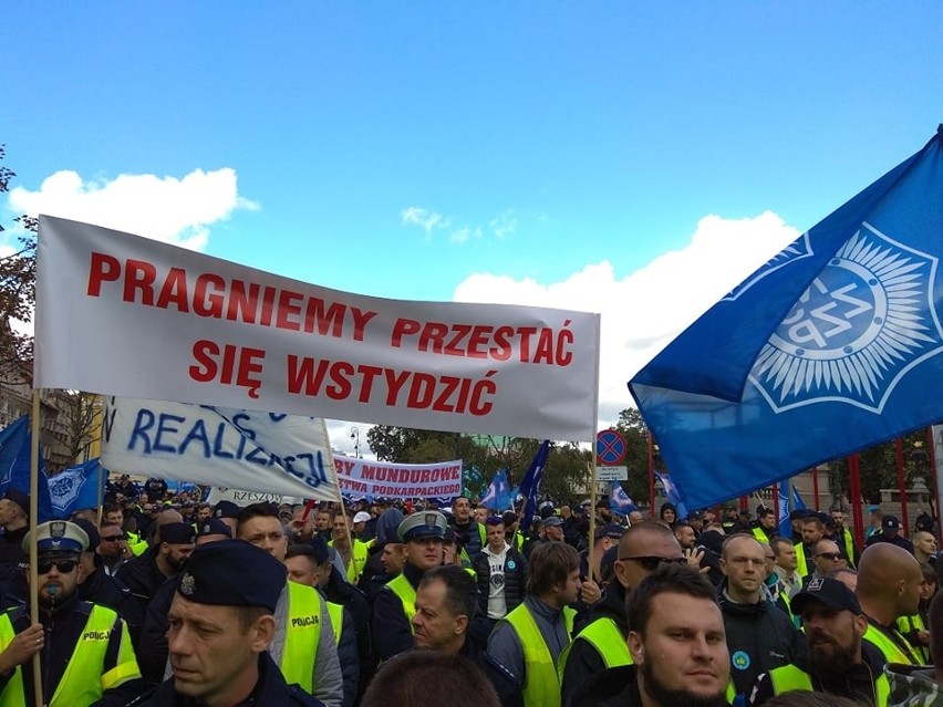 W Warszawie trwa protest służb mundurowych [2.10.2018]....