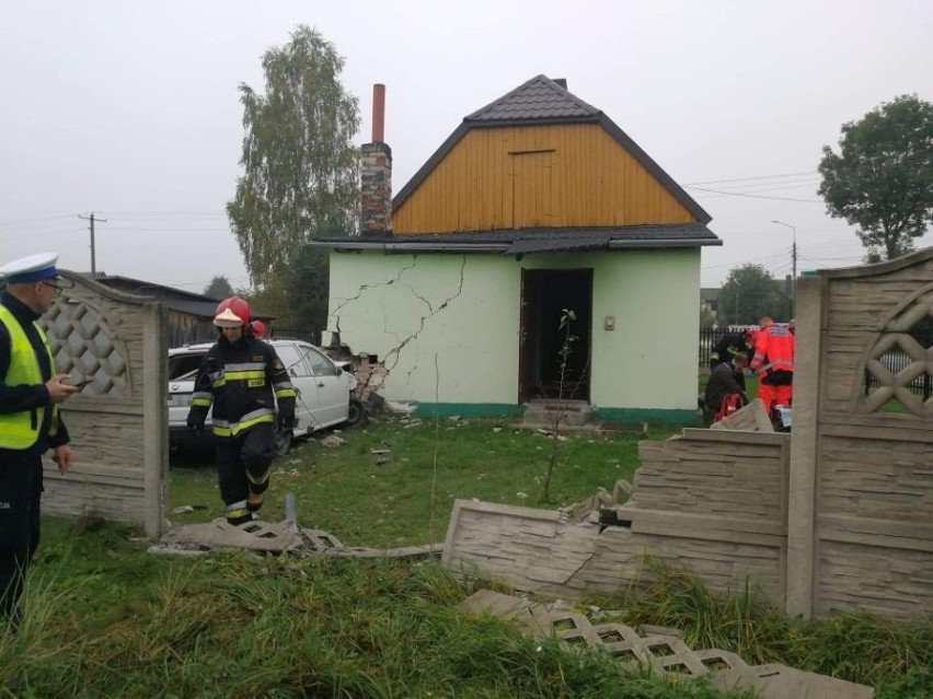 Wypadek w Mostkach. Samochód uderzył w dom! Na miejscu działają służby ratunkowe [ZDJĘCIA]