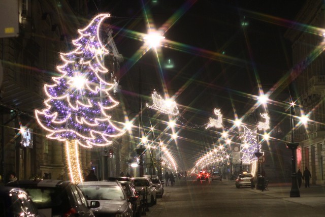 W środę na Piotrkowskiej pojawiły się już świecące ozdoby