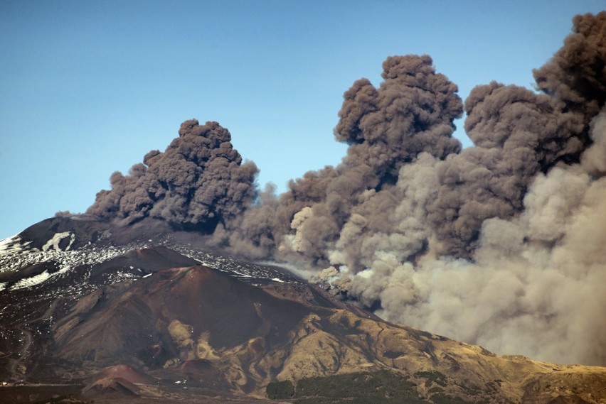 Włochy: Wulkan Etna budzi się ze snu [ZDJĘCIA, WIDEO] Niebezpieczna erupcja? Kłęby dymu i popiołu nad Sycylią, lotnisko w Katanii zamknięte