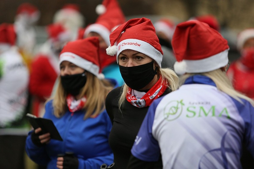 V Chrzanowski Cross Świętego Mikołaja. Kilkadziesiąt osób wzięło udział w zawodach nordic walking [ZDJĘCIA]