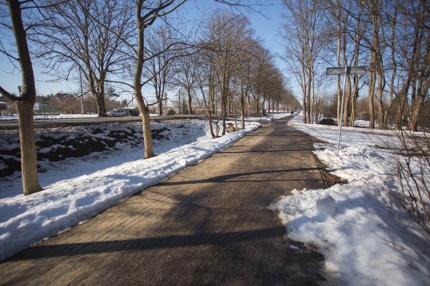 Te same ścieżki rowerowe czarne w gminie, zaśnieżone w...