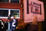 "Lex Czarnek nie służy dobru ucznia". Manifestacja pod Kuratorium Oświaty w Krakowie. Na drzwiach zawisły trzy tezy [ZDJĘCIA]