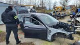 Policjanci i inspektorzy WIOŚ sprawdzili składowisko pojazdów w powiecie sztumskim. Wykryli nieprawidłowości i auto skradzione w Niemczech