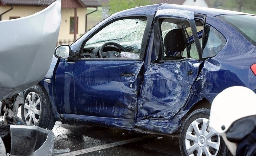 Groźny wypadek trzech aut osobowych w Turze. Co najmniej...