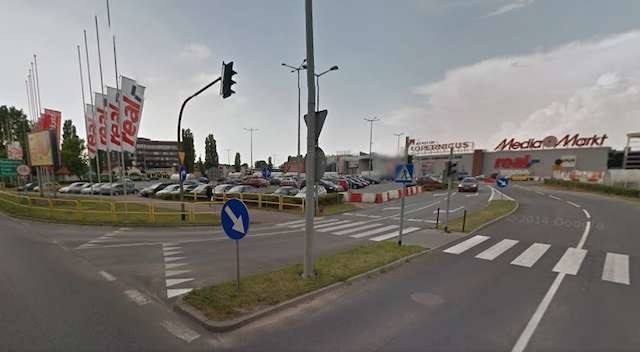 Miejsce, w którym doszło do kolizji przy ulicy Żółkiewskiego w Toruniu - parking galerii handlowej