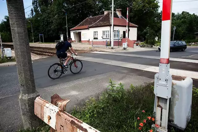 Na przejeździe na ul. Flisackiej zaporami jeszcze steruje dróżnik. Już za kilka miesięcy przejazd ten będzie sterowany zdalnie.