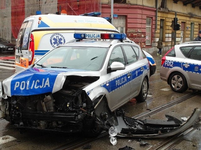 Policja ma za mało służbowych pojazdów i ta sytuacja nie zmienia się od lat! Problemem jest zaawansowany wiek i wyeksploatowanie radiowozów - jedna czwarta przejechała ponad 200 tys. km, a co siódmy pojazd powinien zostać wycofany z użytkowania.WIĘCEJ PRZECZYTACIE NA KOLEJNYCH STRONACH >>>>>>>>>>Polecamy także: Zarobki w policji 2018. Ile dostaje komendant, a ile dzielnicowy? {STAWKI NETTO]Zobacz także: Zobacz jak wygląda mieszkanie Roberta Lewandowskiego w Warszawie [ZDJĘCIA]Warto przeczytać: Nabór do policji. Co trzeba zrobić, aby się dostać?