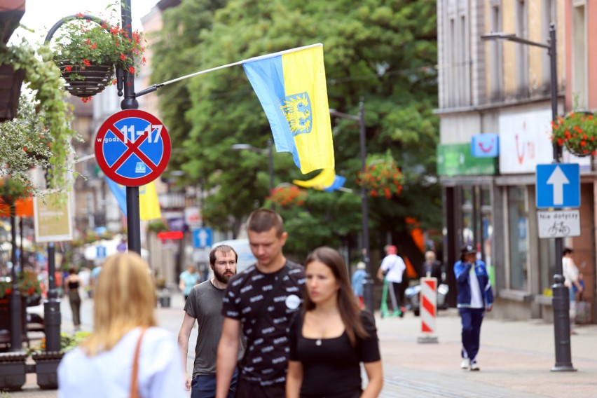 36 żółto-niebieskich flag zawisło dziś nad ulicą Wolności,...