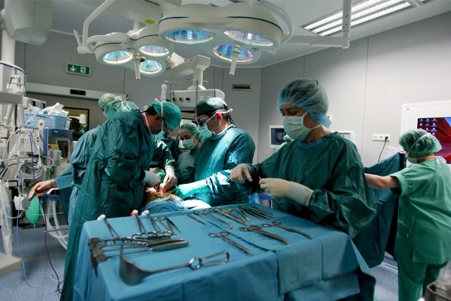 Dr hab. Maciej Słupski, kierownik kliniki chirurgii wątroby w "Juraszu" dwa dni temu przeprowadził pierwszy w regionie zabieg przeszczepienia wątroby u 24-letniej pacjentki.