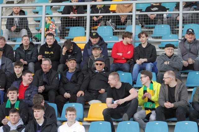 Kilkaset osób zasiadło w sobotnie popołudnie na trybunie głównej stadionu przy alei Niepodległości w Tarnobrzegu