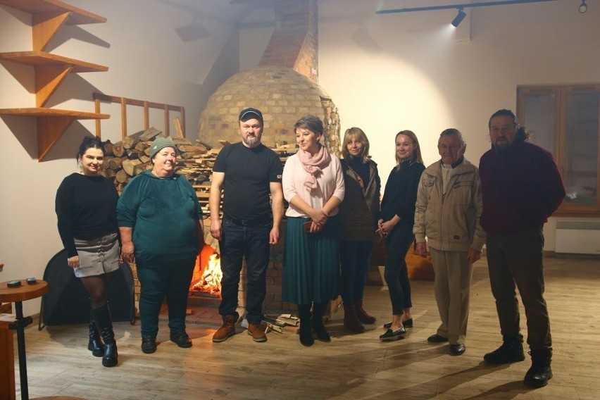 Tradycyjny piec do wypału ceramiki w chacie garncarskiej w Chałupkach po raz pierwszy "zapłonął". Zobacz zdjęcia