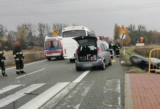 W wypadku na DK81 w Bąkowie uczestniczył minibus i trzy samochody osobowe