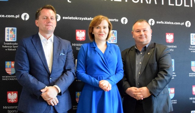 O pilotażowym projekcie - Świętokrzyskiej Olimpiadzie Dzieci i Młodzieży - w czasie poniedziałkowej konferencji prasowej mówili minister sportu Anna Krupka, Grzegorz Kędzierski i Robert Janus ze Świętokrzyskiej Federacji Sportu.