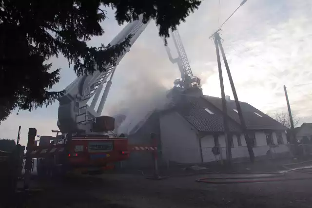 Strażacy w niedzielę od godziny 8 toczą nierówną walkę z ogniem. W miejscowości Mściszewo w gminie Murowana Goślina zapalił się budynek gospodarczy. - Staramy się, by ogień nie zajął też budynku mieszkalnego - przyznają strażacy. Z ogniem walczy 16 zastępów straży pożarnej. Zobacz zdjęcia z pożaru ---->