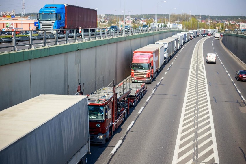 Rząd przedstawił program budowy 100 obwodnic. W woj....