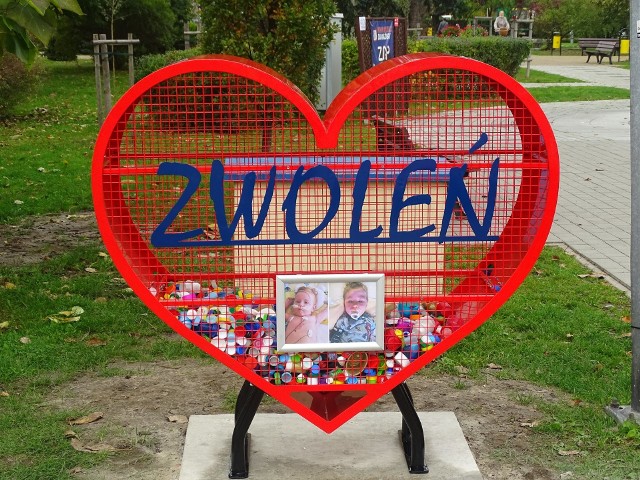 W parku miejskim w Zwoleniu stanęło Eko Serce. Można tam wrzucać plastikowe nakrętki i tym samym pomóc w leczeniu chorego Nikosia Skawińskiego.