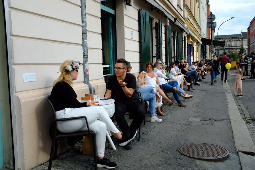 Kraków. Otwarte ogródki kawiarniane. Mieszkańcy nie mogli się tego doczekać [ZDJĘCIA]