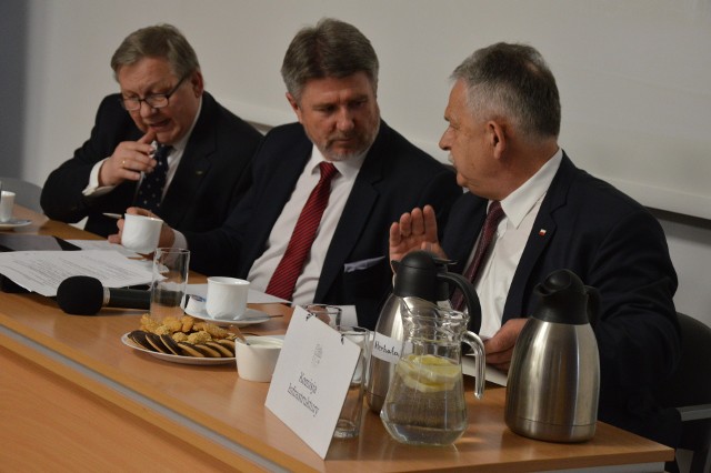 Od lewej Jan Kilian, przewodniczący komisji infrastruktury Bogdan Rzońca i Aleksander Mrówczyński  tuż przed debatą