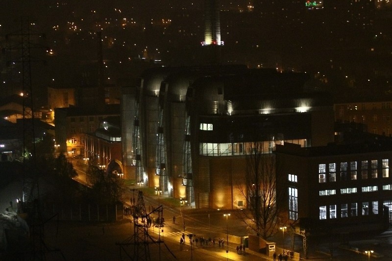 Świetlny spektakl na budynkach EC-1 i ŁDK. Skąpany w blasku dworzec Łódź Fabryczna w budowie