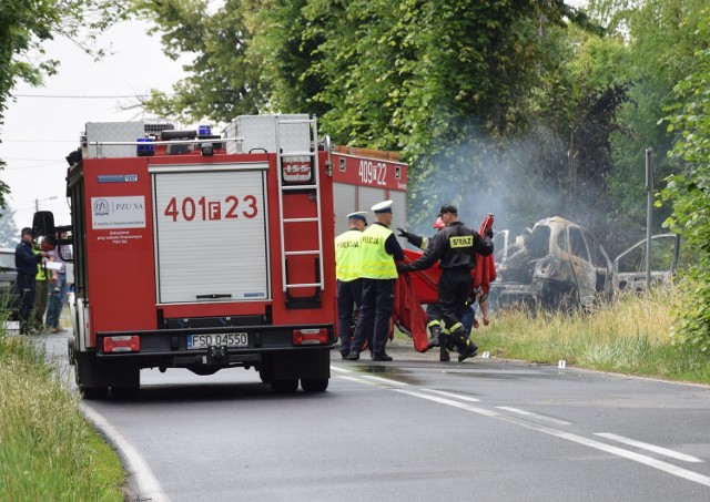 Do tragicznego wypadku doszło we wtorek (14 czerwca) w Nowym Kurowie. Samochód jechał z Drezdenka w kierunku Strzelec Krajeńskich. – Na mokrej drodze auto wypadło na pobocze i uderzyło w drzewo – mówi st. sierż. Tomasz Bartos z zespołu prasowego lubuskiej policji.Renault scenic po uderzeniu w drzewo zapalił się. Na miejsce przyjechało 5 jednostek straży pożarnej zawodowej i ochotniczej. W wypadku zginęła kobieta podróżująca samochodem. – Trzech mężczyzn zostało przewiezionych do szpitala – mówi st. sierż. Bartos.Droga w miejscu wypadku była zablokowana. Policjanci wyznaczyli objazdy. Na miejscu zjawił się prokurator. Przeczytaj też: Kasia z Zielonej Góry zginęła w swoje 19. urodziny [ZDJĘCIA]