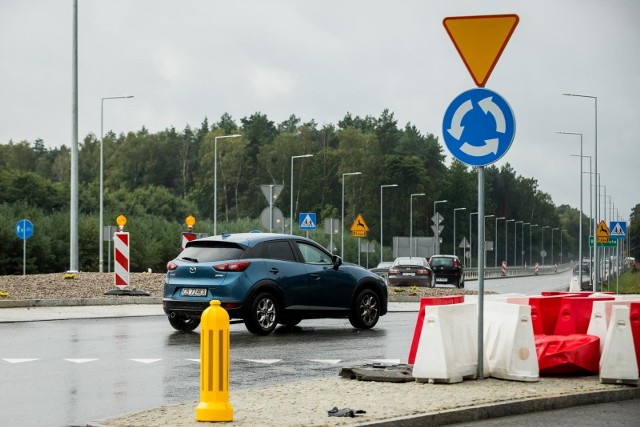 Rondo turbinowe w Białych Błotach. Zdjęcia z 31 sierpnia 2020, gdy były jeszcze montowane separatory na jezdniach