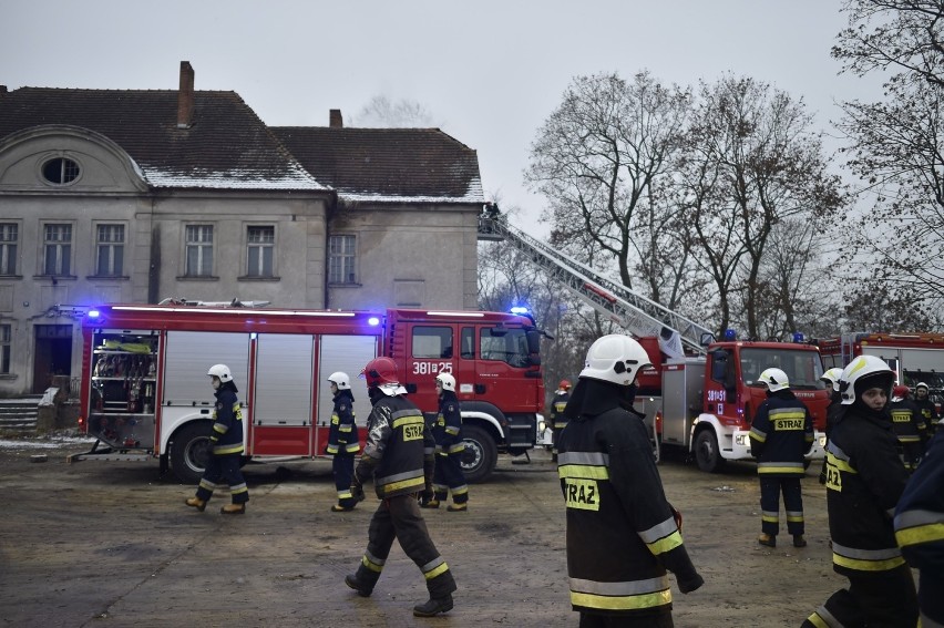 Pożar pałacu w Wojnowicach. Zawalił się fragment dachu....